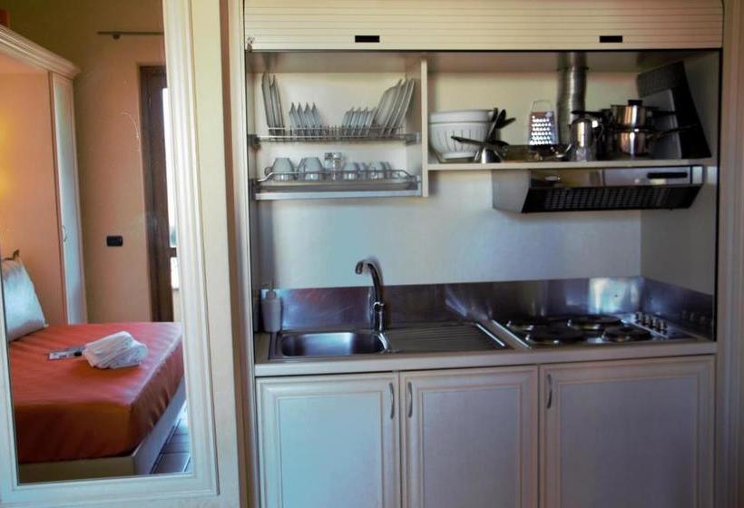 住所  Borgo Castel Savelli