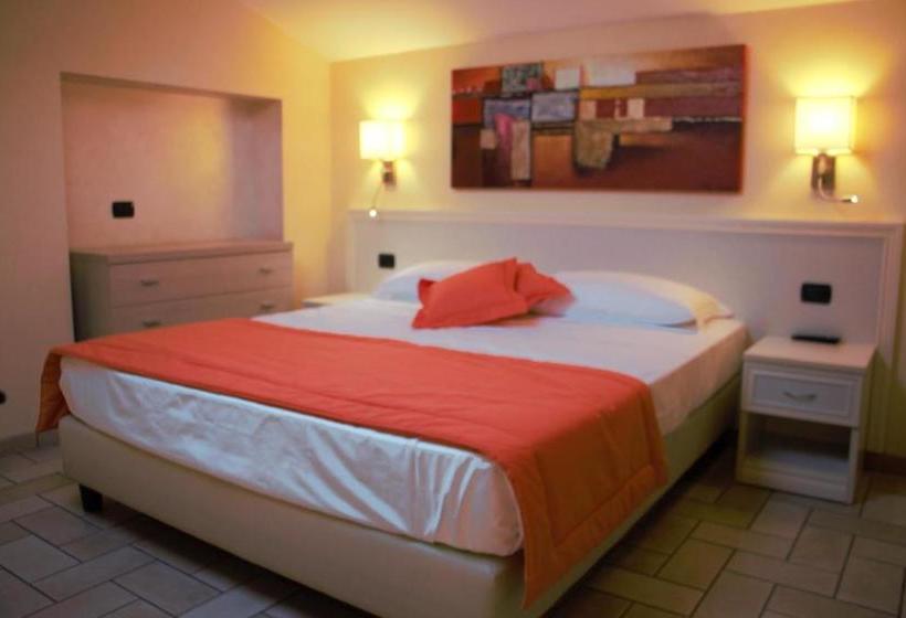 住所  Borgo Castel Savelli