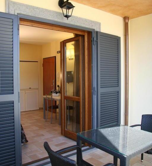 住所  Borgo Castel Savelli