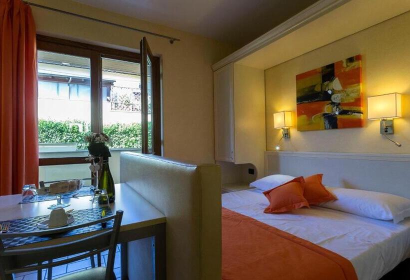 住所  Borgo Castel Savelli