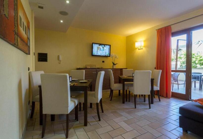 住所  Borgo Castel Savelli