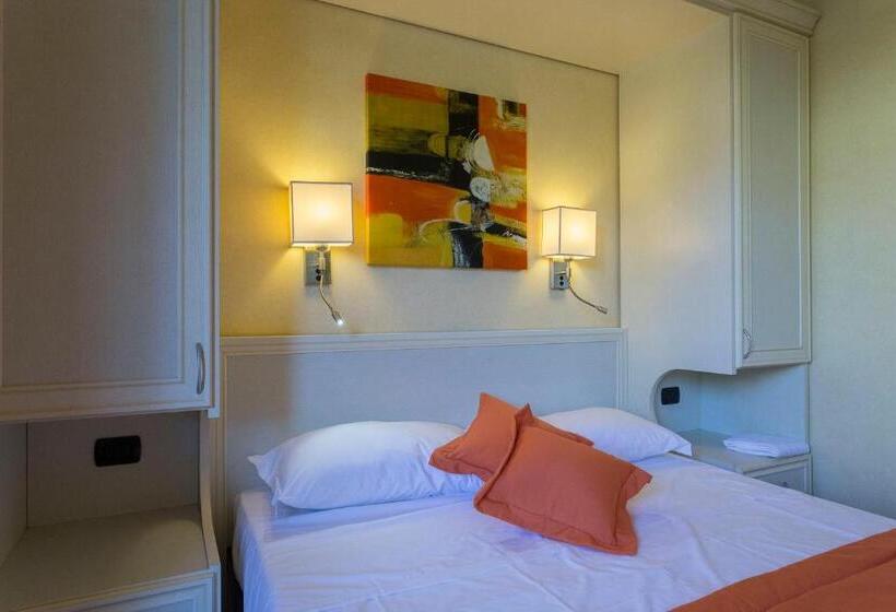 住所  Borgo Castel Savelli