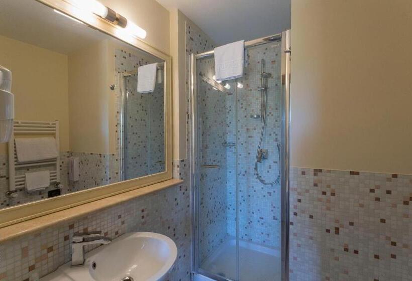 住所  Borgo Castel Savelli