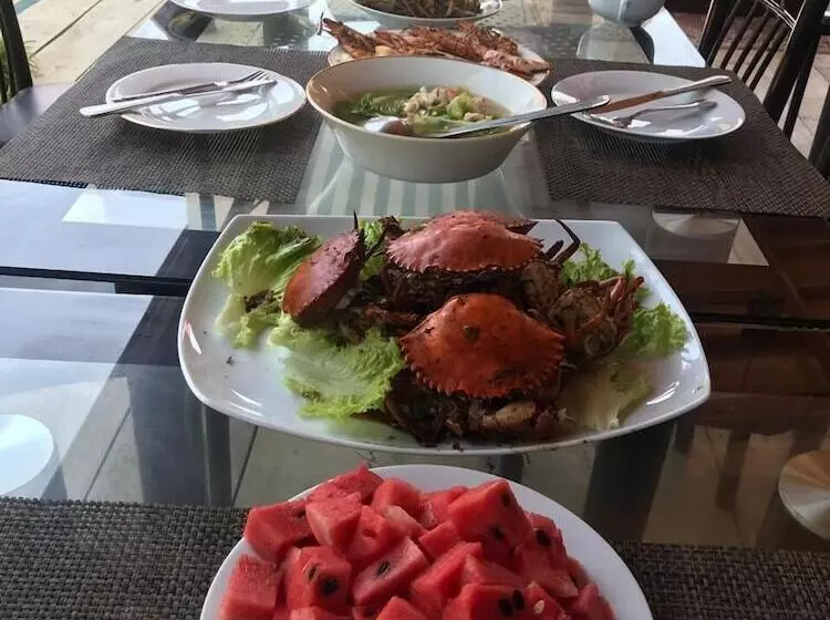 هتل East Royal Holiday Inn