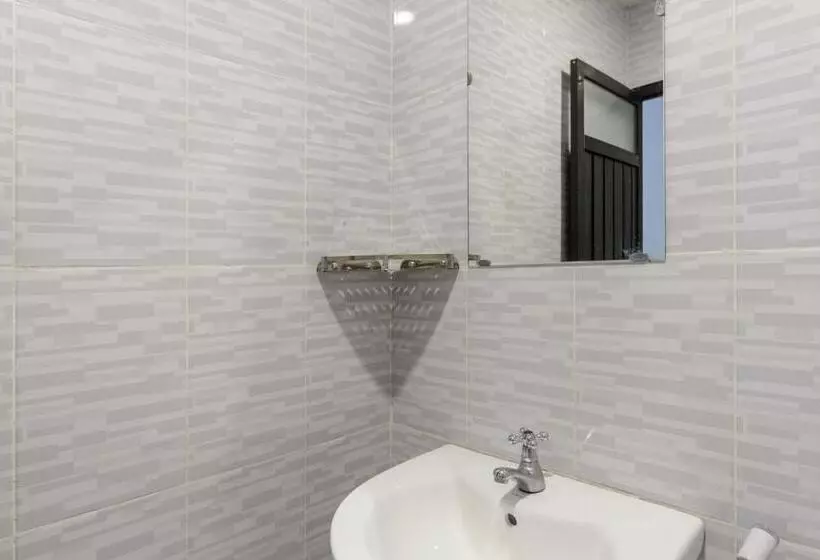 ホテル Reddoorz Near Ap Pettarani 3