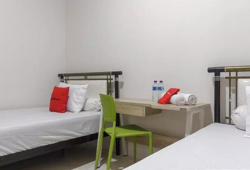 ホテル Reddoorz Near Ap Pettarani 3