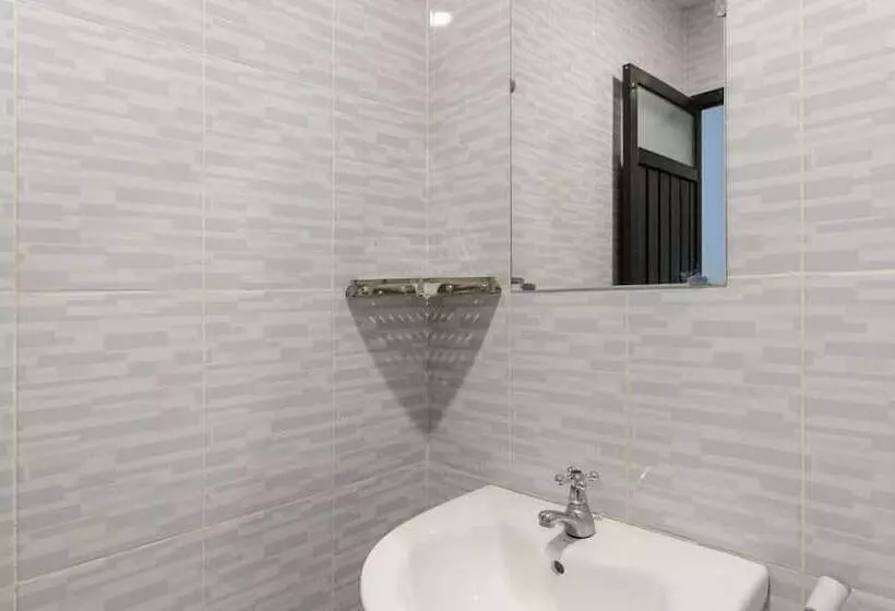 ホテル Reddoorz Near Ap Pettarani 3