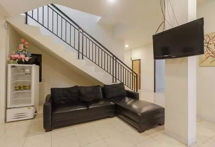 ホテル Reddoorz Near Ap Pettarani 3