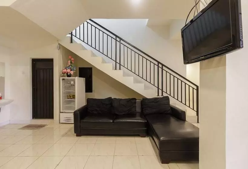 ホテル Reddoorz Near Ap Pettarani 3