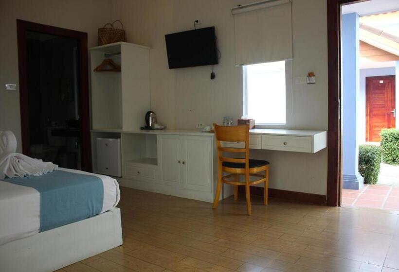 בית מלון כפרי Scarlet Sails Resort