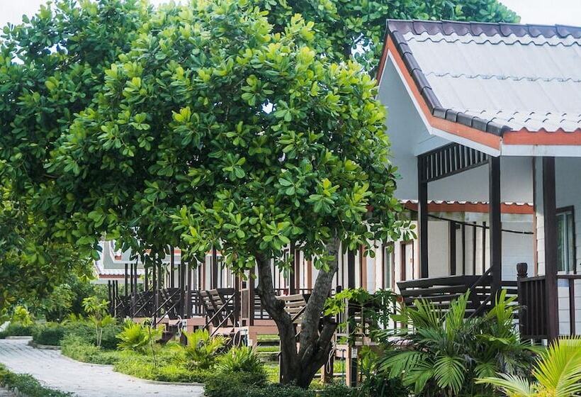 בית מלון כפרי Scarlet Sails Resort