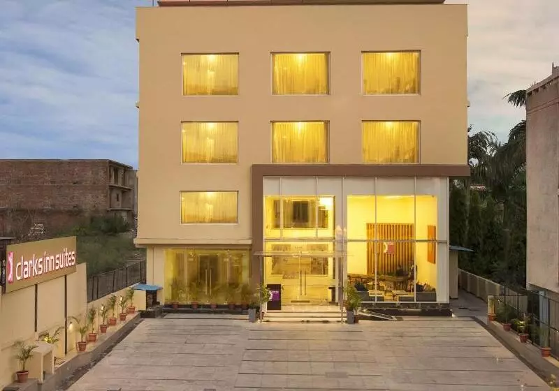 Hotelli Clarks Inn Suites Katra
