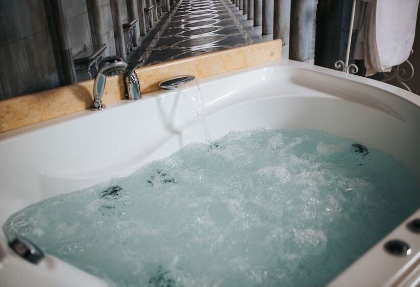 هتل Evianne Boutique