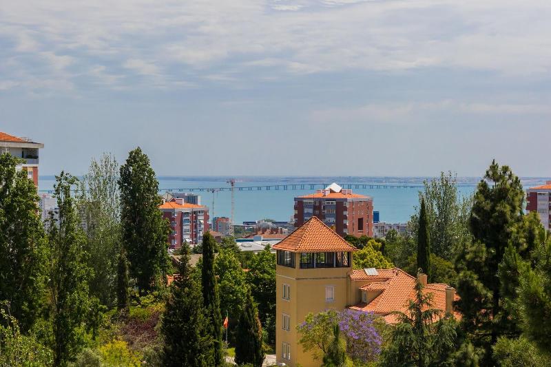 تختخواب و صبحانه Lisbon Airport Guesthouse