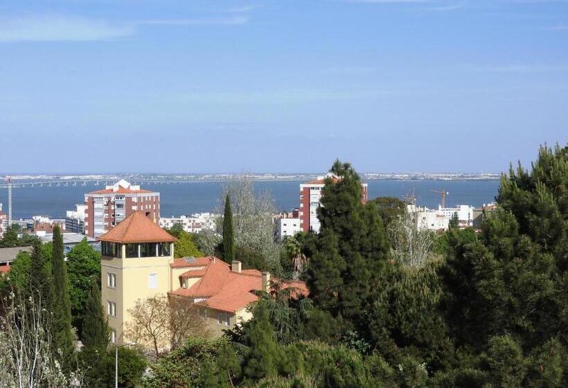 تختخواب و صبحانه Lisbon Airport Guesthouse