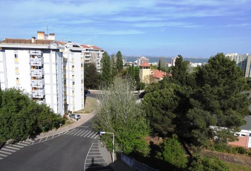 تختخواب و صبحانه Lisbon Airport Guesthouse