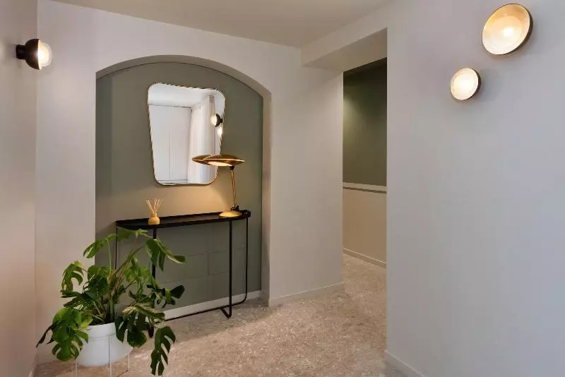 مسافرخانه Velvet Grey Boutique