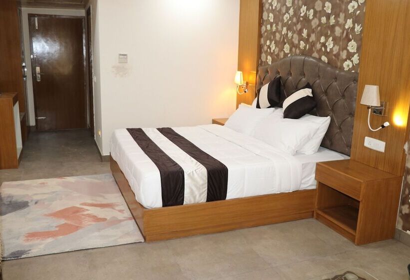 هتل Royal Park Resorts, Zirakpur, Pb