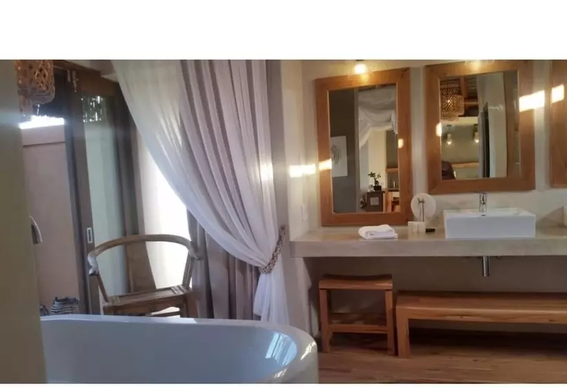 هتل Eclectic Beach Retreat