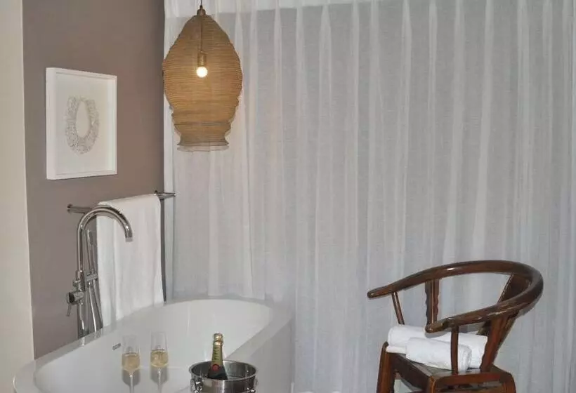 هتل Eclectic Beach Retreat