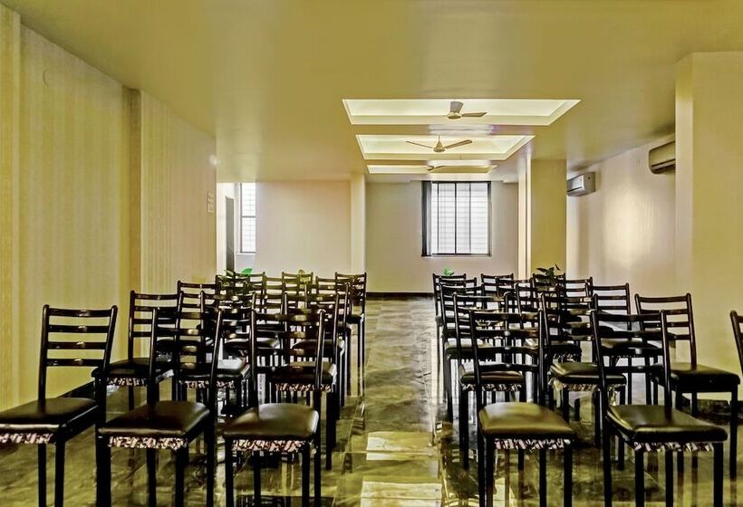 Hotelli Log Inn Plaza By Oyo Rooms