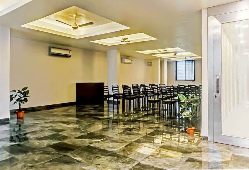 Hotelli Log Inn Plaza By Oyo Rooms