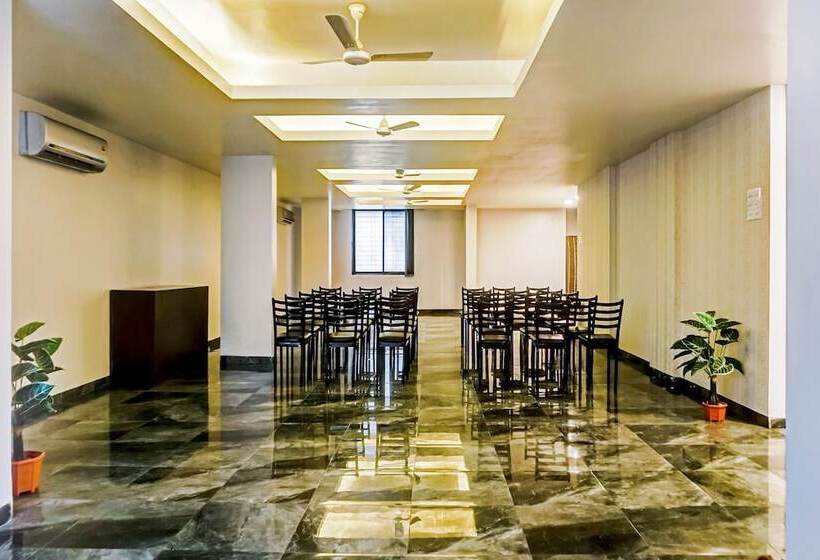 Hotelli Log Inn Plaza By Oyo Rooms