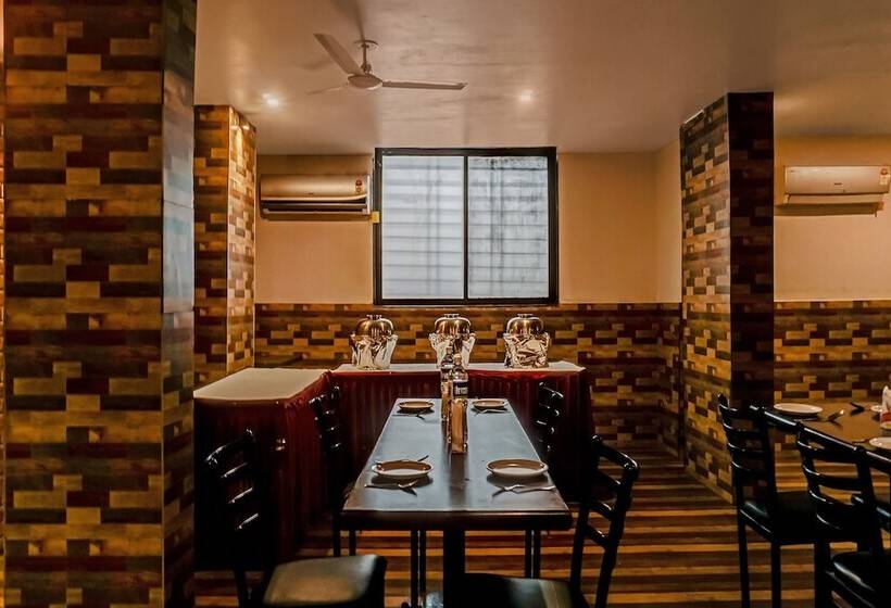 Hotelli Log Inn Plaza By Oyo Rooms