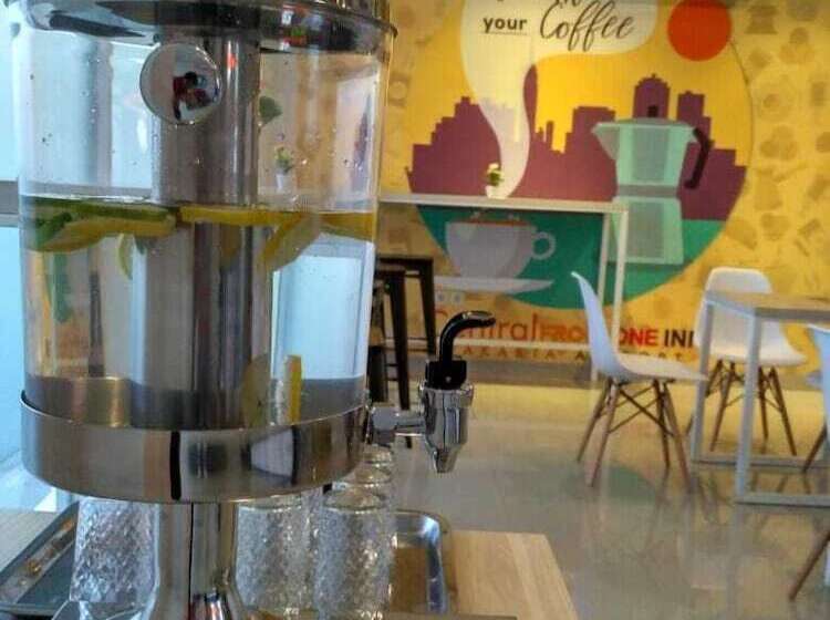 בית מלון כפרי Central Front One Inn Jakarta Airport