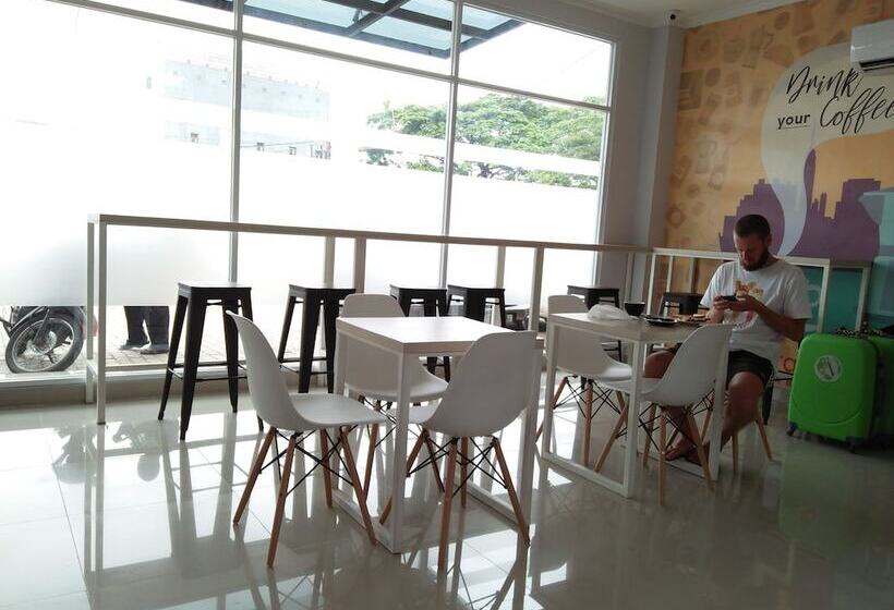 בית מלון כפרי Central Front One Inn Jakarta Airport