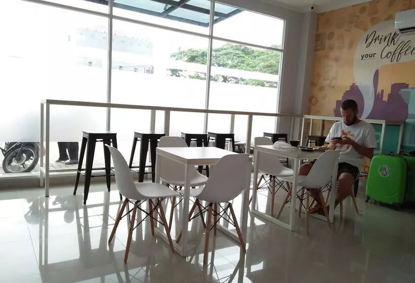 Hotelli Central Front One Inn Jakarta Airport