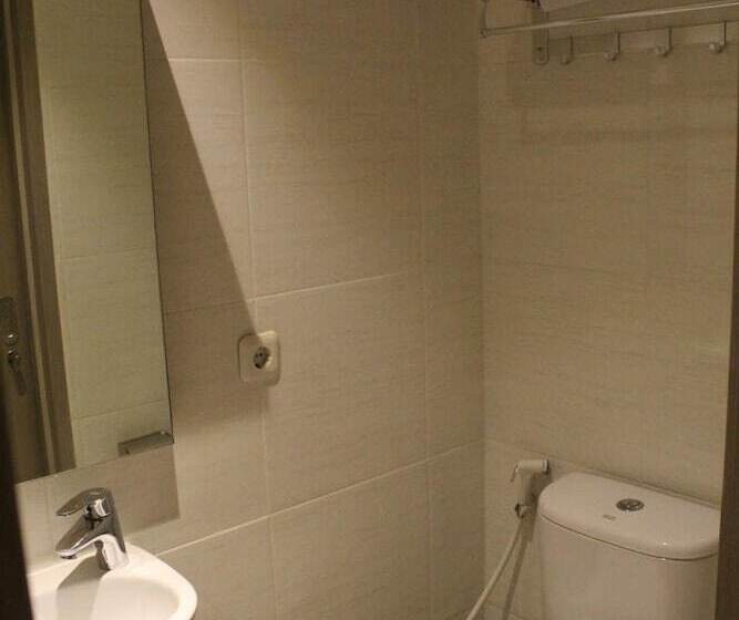 בית מלון כפרי Central Front One Inn Jakarta Airport