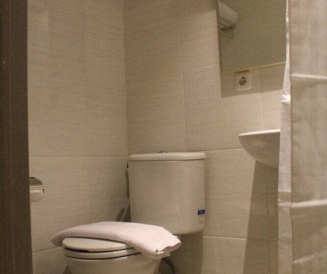 בית מלון כפרי Central Front One Inn Jakarta Airport