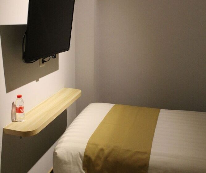 בית מלון כפרי Central Front One Inn Jakarta Airport