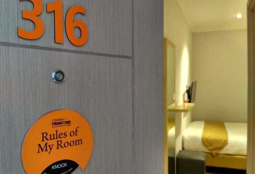 בית מלון כפרי Central Front One Inn Jakarta Airport