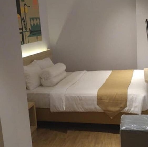 בית מלון כפרי Central Front One Inn Jakarta Airport