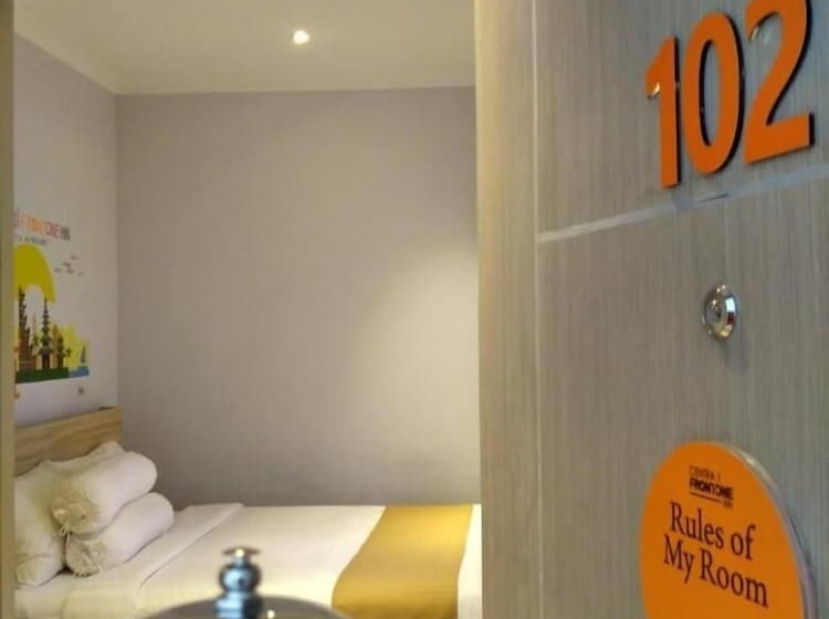 בית מלון כפרי Central Front One Inn Jakarta Airport