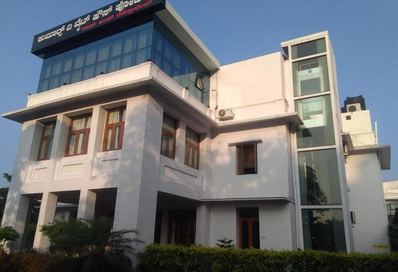 Отель Kumars The White House