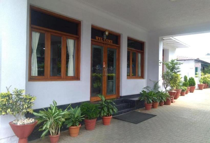 Отель Kumars The White House