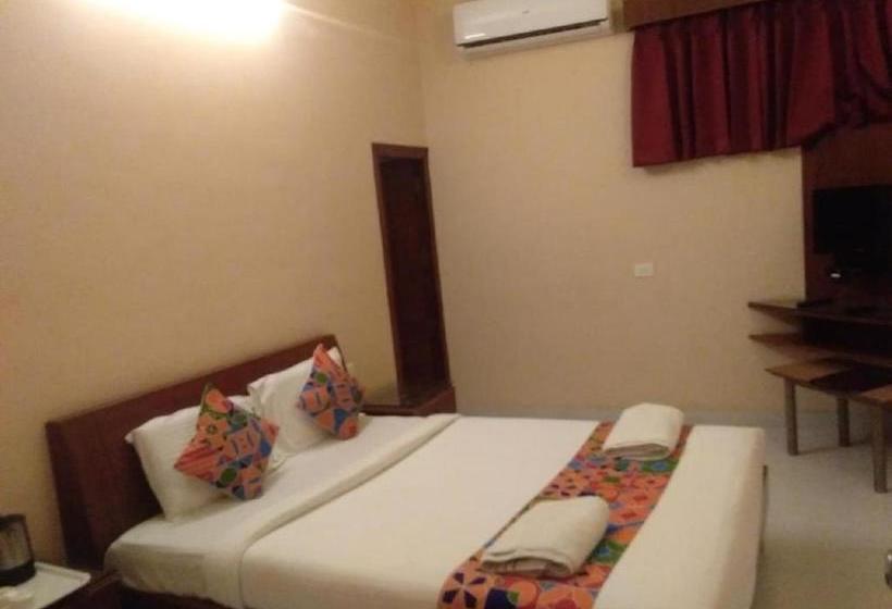 Отель Kumars The White House