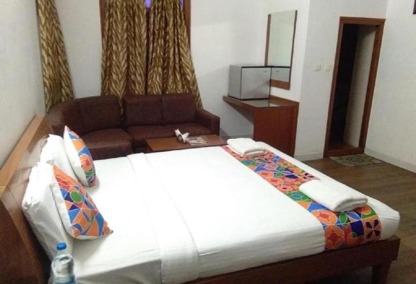 Отель Kumars The White House