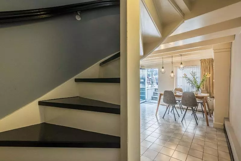 Majatalo Dam Square Inn