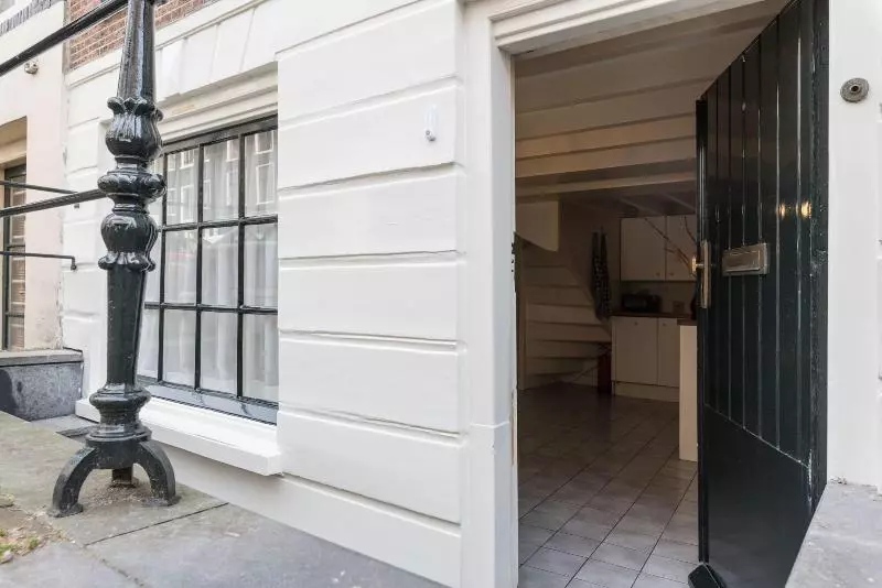 Majatalo Dam Square Inn