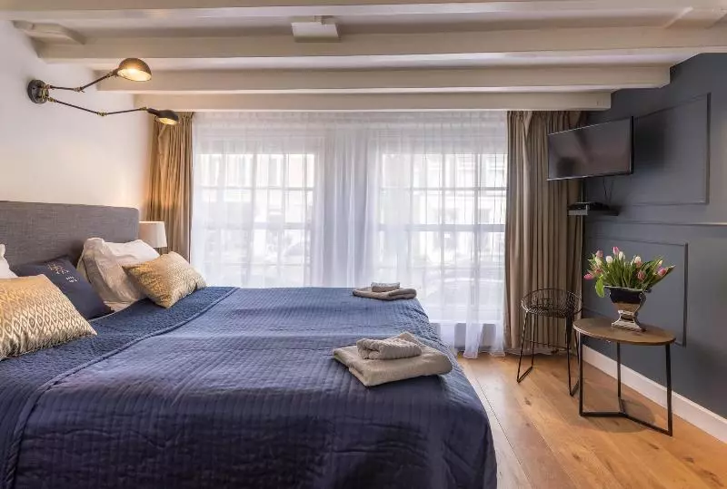 Majatalo Dam Square Inn