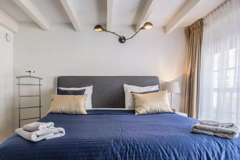 Majatalo Dam Square Inn