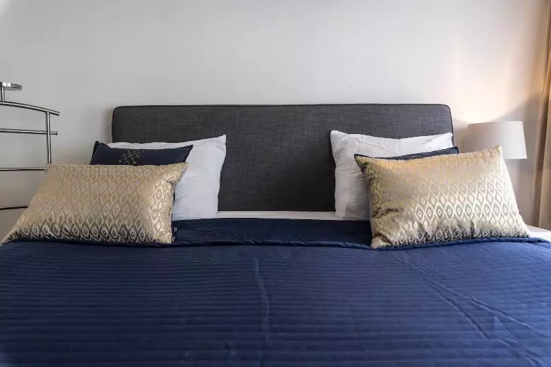 Majatalo Dam Square Inn