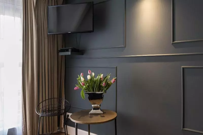 Majatalo Dam Square Inn