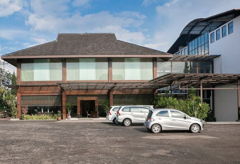 Panzió Reddoorz Plus Near Floating Market Lembang