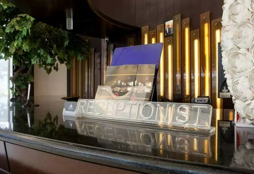 پانسیون Reddoorz Plus Near Floating Market Lembang