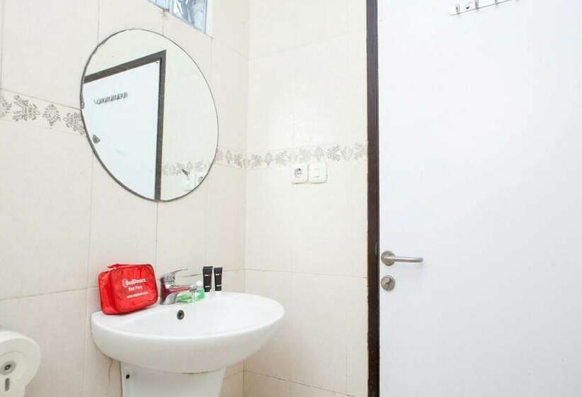 Panzió Reddoorz Plus Near Floating Market Lembang